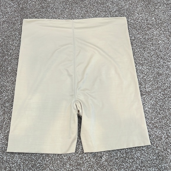 The Spanx 3X RN112121 Beige is a mid-thigh shapewear blend of nylon and spandex - Picture 8 of 10